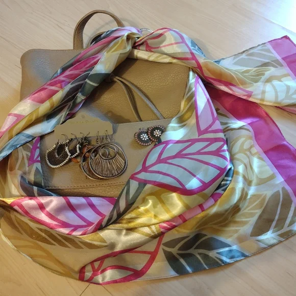 Moda luxe Purse / back pack, scarf and earrings! Lot of 6 items - Picture 7 of 10